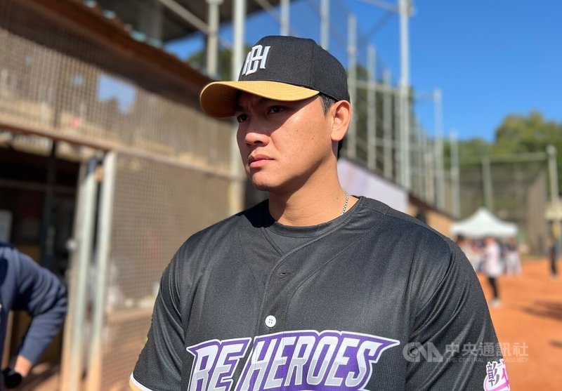 中職富邦悍將投手江少慶（圖）本季因傷整季未出賽，他6日出席活動時受訪表示，目前開始投模擬比賽，而且球速已經回到150公里，預計將正常展開春訓。中央社記者陳容琛攝　114年12月6日