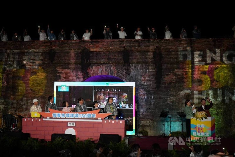 屏東恆春文化中心劇場館6日正式啟用，恆春古城光雕展演晚間同步亮相，屏東縣長周春米（前左3）、總統府秘書長潘孟安（前左4）、文化部政務次長李靜慧（前左5）等人出席。中央社記者黃郁菁攝　114年12月6日