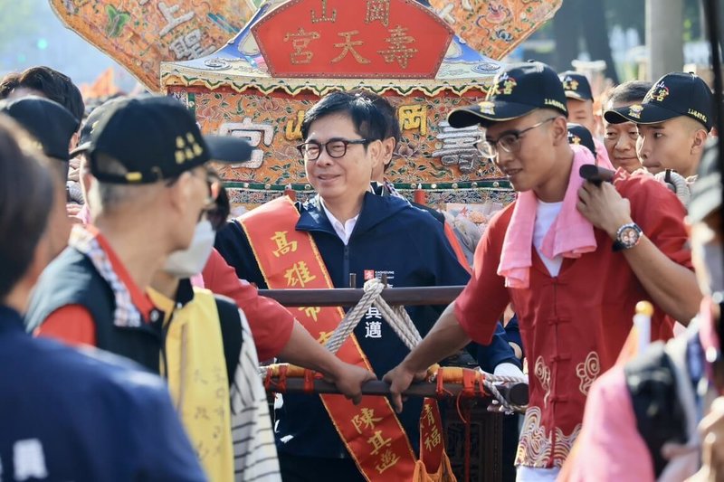 岡山、旗山、鳳山五甲等地媽祖與苗栗拱天宮白沙屯媽祖6日首度在高雄歷史性合體，高雄市長陳其邁（中）除參香祈福也扶轎起駕。（高雄市政府提供）中央社記者洪學廣傳真　114年12月6日