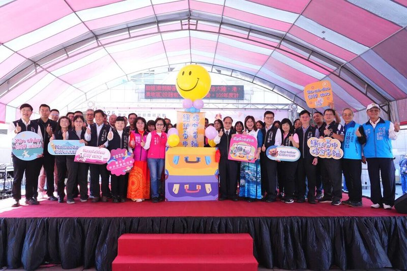 台中市政府6日在南屯區新住民藝文中心前廣場舉辦114年度移民節慶祝活動，展現新住民的活力與創意，盼打造多元文化與族群交流的友善平台。（台中市政府提供）中央社記者郝雪卿傳真  114年12月6日