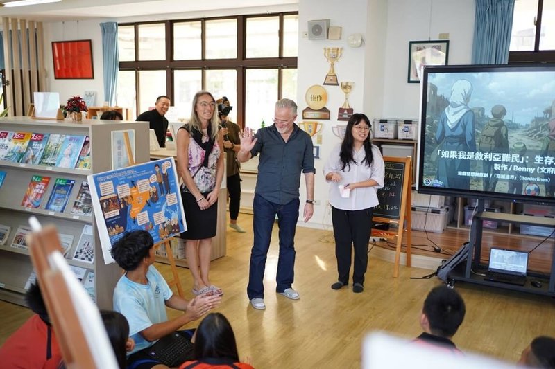 高雄市文府國中2025年以「敘利亞筆友計畫」讓學生透過書寫與繪畫跨國交流，5日並迎來荷蘭ArtEZ大學教授強斯敦（John Johnston）（中）到場觀課。（文府國中提供）中央社記者林巧璉傳真　114年12月6日