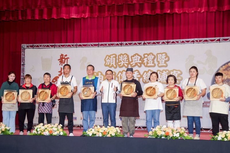 2025新北油飯節6日在蘆洲區國立空中大學舉行，新北市長侯友宜（中）出席並頒發「職人油飯大賞」給獲獎店家，肯定業者堅持守護古早味文化。（新北市新聞局提供）中央社記者黃旭昇新北市傳真　114年12月6日