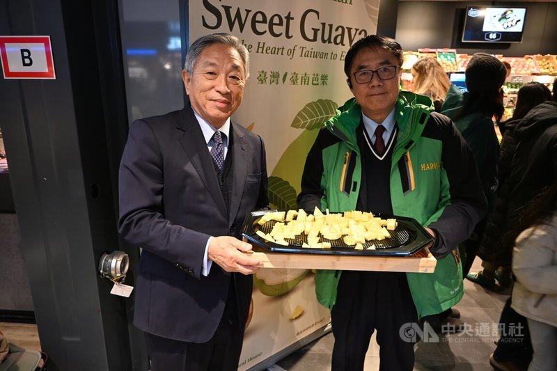 台南市長黃偉哲（右）與台灣駐荷蘭代表處代表田中光（左）共同推廣台灣水果。中央社記者吳柏緯阿姆斯特丹攝　114年12月6日