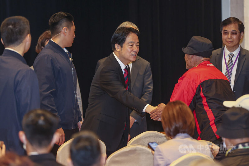 「2025年世界人權日典禮」6日上午在國家人權博物館白色恐怖景美紀念園區舉行，總統賴清德（前中）出席，入場時和政治受難者前輩們握手致意。中央社記者鄭清元攝　114年12月6日