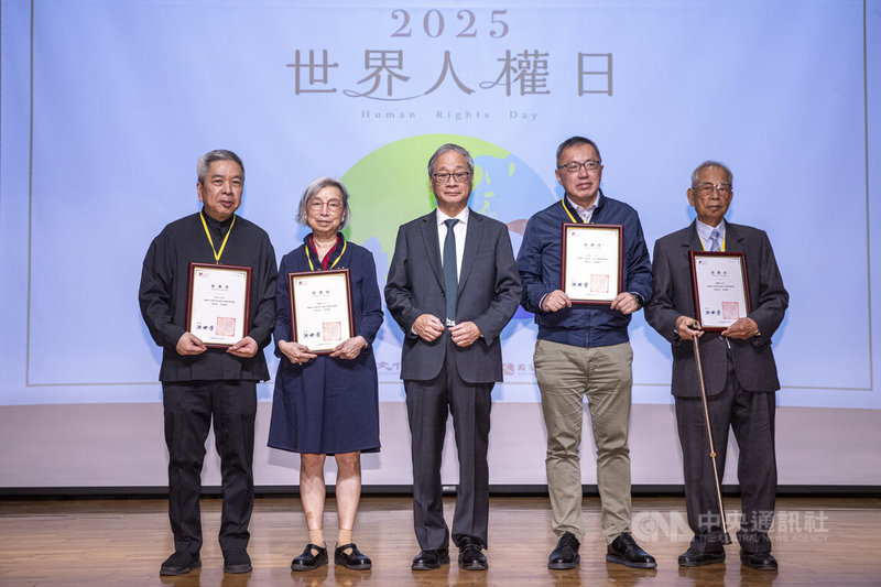 「2025年世界人權日典禮」6日上午在國家人權博物館白色恐怖景美紀念園區舉行，文化部長李遠（左3）出席頒發感謝狀，感謝捐贈者捐贈白色恐怖史料，豐富人權館藏，並讓社會得以見證歷史。中央社記者鄭清元攝　114年12月6日