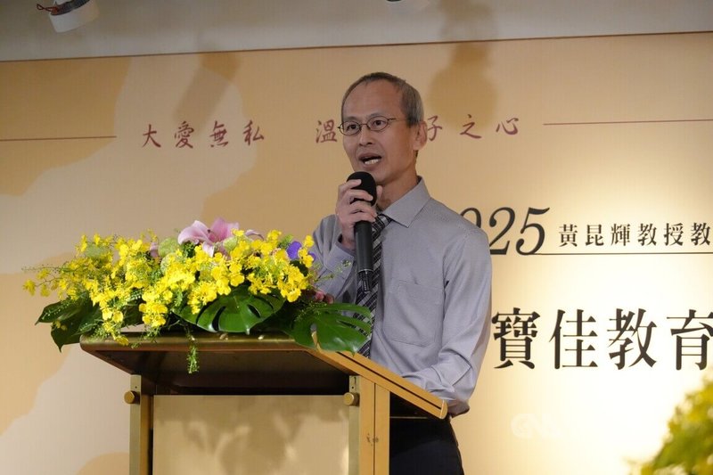 黃昆輝教授教育基金會6日在台北舉辦「寶佳教育大愛獎」贈獎典禮，表揚長年投入輔導工作的教師們，今年共有12人獲獎。彰化縣社頭鄉朝興國小教師張嘉錄（圖）分享表示學生的行為背後，往往都隱藏著不為人知的故事。中央社記者陳至中攝　114年12月6日