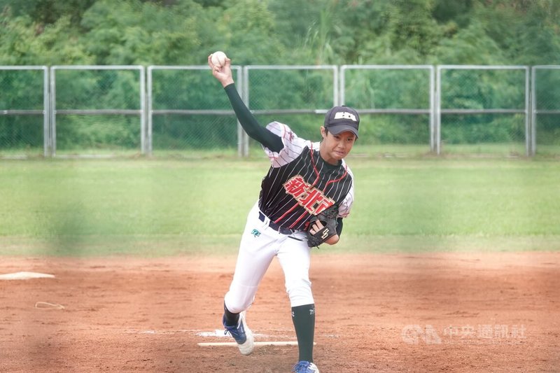 台彩威力盃少棒賽6日開打，新北市首戰與雲林縣打得激烈，新北先發投手許哲睿（圖）展現強心臟，率隊以1比0搶勝。中央社記者謝靜雯攝　114年12月6日