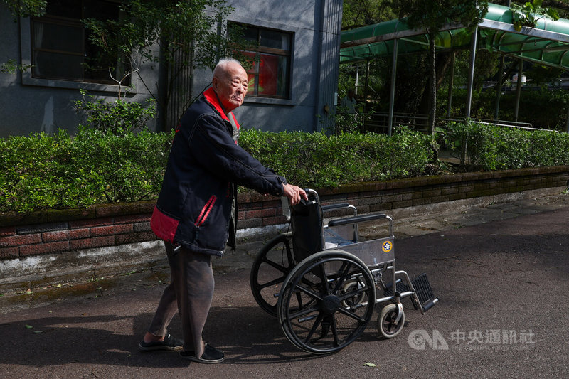 高齡百歲的第一代永嘉艦軍官楊芝生，退伍後轉任民間航運公司並退休，最後決定入住台北榮家，安養天年。中央社記者王騰毅攝　114年12月6日