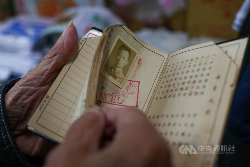 高齡百歲的第一代永嘉艦軍官楊芝生，海軍退伍後轉往航運界服役20餘年退休，至今仍保留當年的海員手冊。中央社記者王騰毅攝　114年12月6日