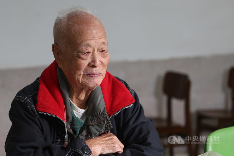 楊芝生1949年時以少尉航海官的身分在永嘉艦服役，跟隨艦長陳慶堃執行長江突圍，最終安抵上海。中央社記者王騰毅攝　114年12月6日