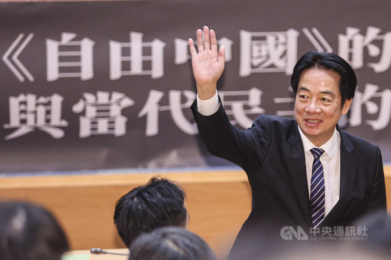 「『自由中國』的遺產與當代民主的試煉」論壇6日在台大舉行開幕典禮，總統賴清德（圖）出席，會前和眾人揮手致意。中央社記者鄭清元攝　114年12月6日