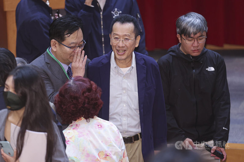 「『自由中國』的遺產與當代民主的試煉」論壇開幕典禮6日在台大舉行開幕典禮，國防部長顧立雄（中）出席，和與會者寒暄。中央社記者鄭清元攝　114年12月6日