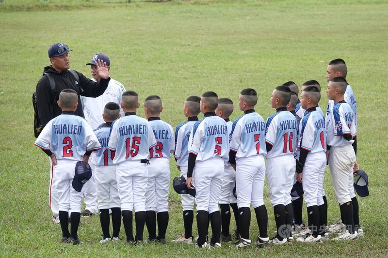 2025年第13屆花蓮台彩威力盃全國少棒賽6日開打，地主花蓮分2隊參賽，花蓮藍隊總教練楊振國（黑衣者）受訪時透露組隊困境，並指出這次參賽首要目標就是不要受傷。中央社記者謝靜雯攝　114年12月6日