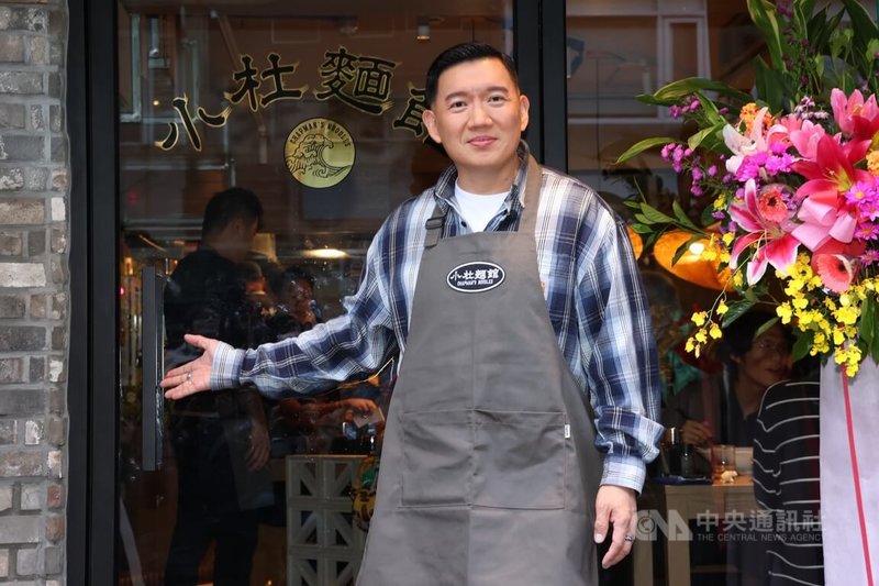 藝人杜汶澤（圖）6日出席與團隊打造的港式小吃品牌餐飲店開幕活動，被問到小紅書在台灣被禁一事，他笑說：「關我屁事，我對紅色本來就過敏」。中央社記者洪素津攝　114年12月6日