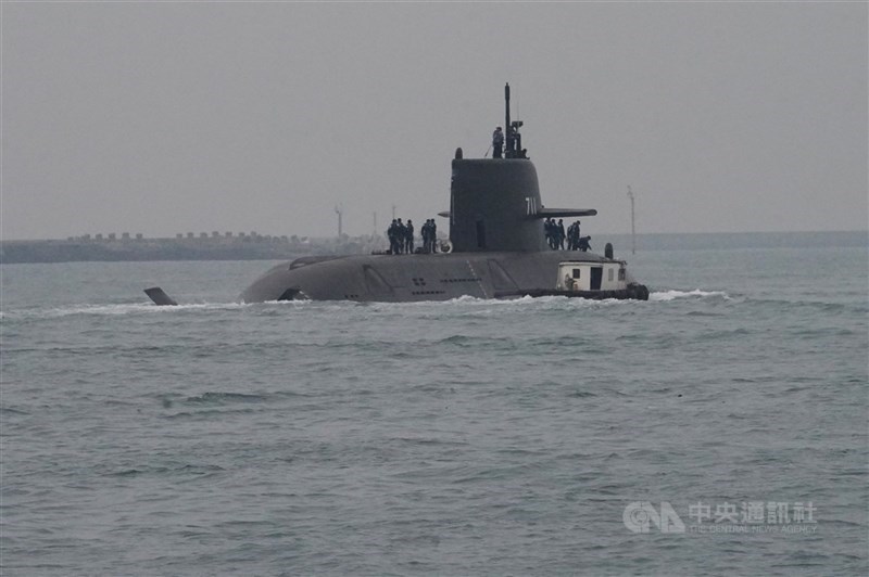 圖為海鯤艦進行浮航海試。（中央社檔案照片）