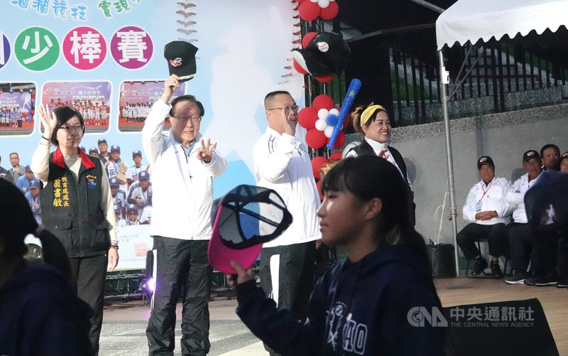 2025年第13屆花蓮台彩威力盃全國少棒賽6日正式開打，台灣彩券董事長黃志宜（後左2）出席開幕儀式，向進場運動員揮手致意。中央社記者謝靜雯攝　114年12月6日