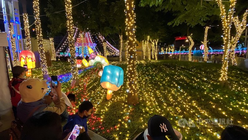 2025新北歡樂耶誕城持續開城，適逢週末假期，6日晚間許多大小朋友前往欣賞美麗燈飾。中央社記者黃旭昇新北市攝　114年12月6日