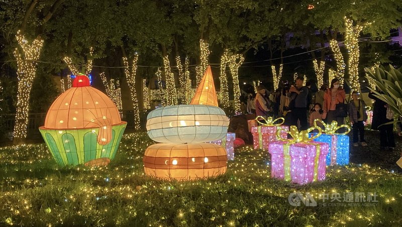 2025新北歡樂耶誕城已於11月正式開城，將陪伴民眾歡度耶誕與跨年節慶，6日適逢週末假日，賞玩人潮多，燈海區設置的可愛燈飾也深深擄獲大小朋友的心。中央社記者黃旭昇新北市攝　114年12月6日