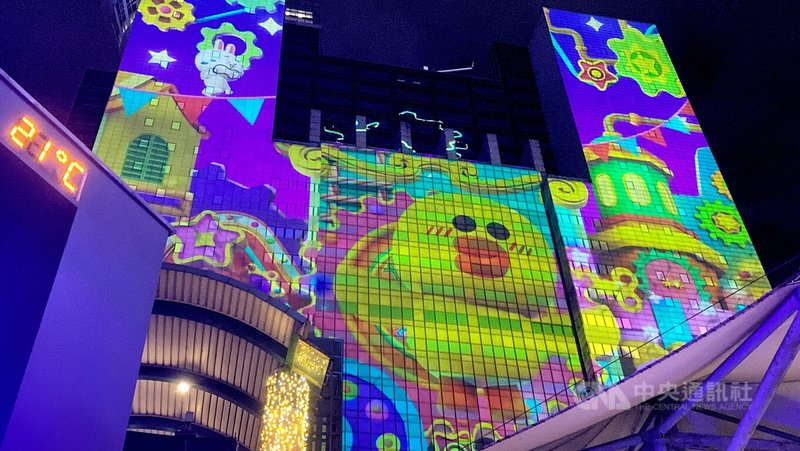 2025新北歡樂耶誕城持續開城，6日週末夜現場人潮滿滿，最新的雷射光雕投影秀以「馬戲團魔法道具篇」為主題，LINE FRIENDS人氣角色莎莉不時現身，吸引民眾目光。中央社記者黃旭昇新北市攝　114年12月6日
