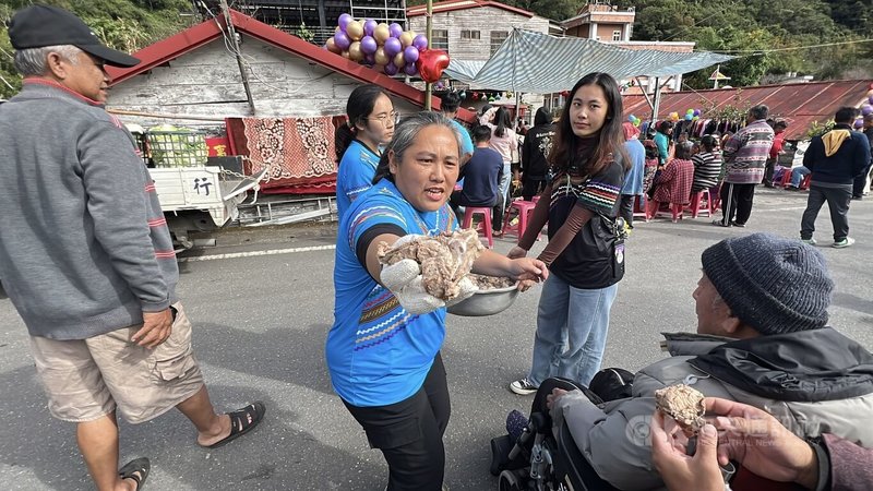 台東南橫公路利稻部落古家大女兒,原定10月底結婚因碰上非洲豬瘟,豬隻禁止移動宰殺,婚期延後,新郎家族6日上午帶著22頭豬迎親,新娘家將豬肉和村民分享。中央社記者盧太城台東攝 114年12月6日