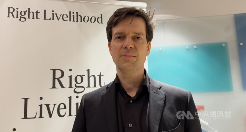 瑞典優質生活獎基金會執行長馮宇克斯庫爾表示，台灣社會能夠透過數位民主的實驗建立強大的社會信任與共識，這是當今民主國家中極為罕見並成功的案例。中央社記者郭芳君蘇黎世攝 114年12月6日