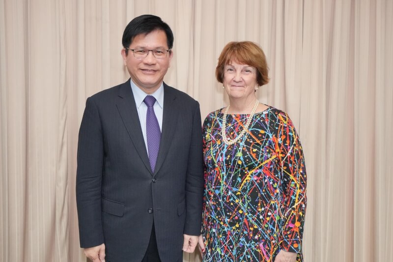 圖為外交部長林佳龍（左）5日與美國外交政策全國委員會（NCAFP）會長艾略特（Susan M. Elliott）會晤並合影。（圖取自facebook.com/forpeople）