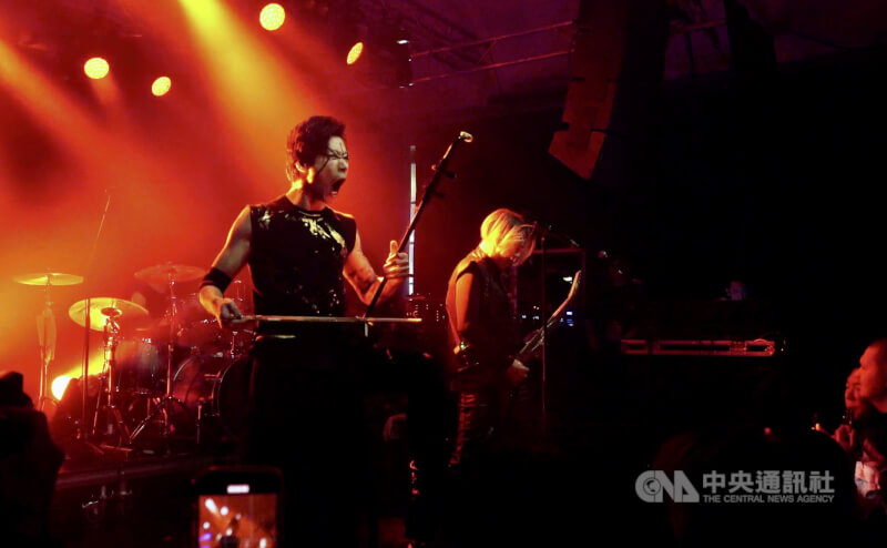 台灣駐芬蘭大使林昶佐在「F:F:F-Formosa : Finland : Fest.」音樂節,以閃靈樂團主唱身分登台演出,展現台灣文化外交的軟實力與熱情,嗨翻全場觀眾。(中央社檔案照片)