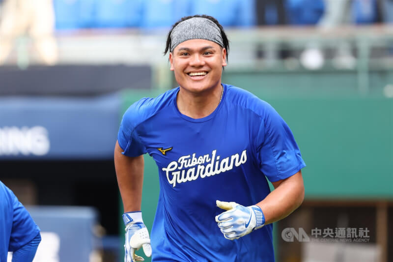 中職富邦悍將重砲「國防部長」張育成6日表態，將投入世界棒球經典賽的台灣代表隊。（中央社檔案照片）