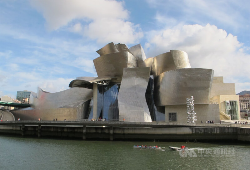 西班牙畢爾包古根漢美術館以金屬打造的建築外觀，是當代藝術的重要展場。（中央社檔案照片）