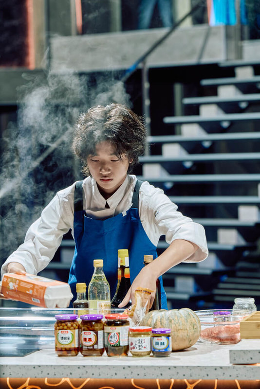 演員白潤音（圖）參與料理組隊競賽實境節目「星廚之戰」，以一口流利的日文介紹菜品。（華視提供）中央社記者洪素津傳真　114年12月6日