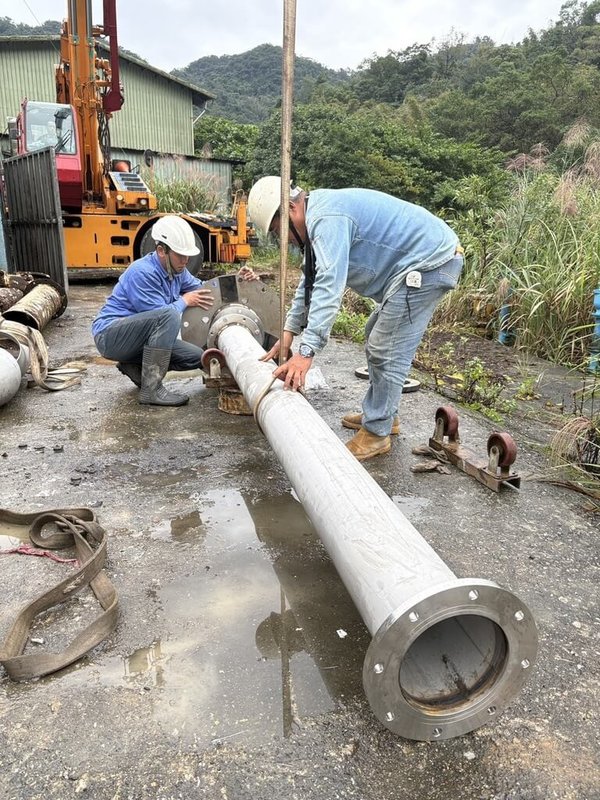 因應基隆河油污事件，台水在東勢坑溪緊急增設40HP抽水機2套，首套機組6日下午2時30分啟用，第2套預計10日前完成併聯運轉，提升備援供水量。（台水提供）中央社記者趙敏雅傳真　114年12月6日