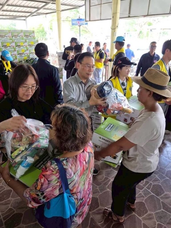 為關心及慰問泰國南部洪災受災台商及僑民，駐泰代表藍夏禮今天親自赴重災區合艾，並協助搬運物資。（駐泰代表處提供提供）中央社記者李宗憲曼谷傳真　114年12月6日