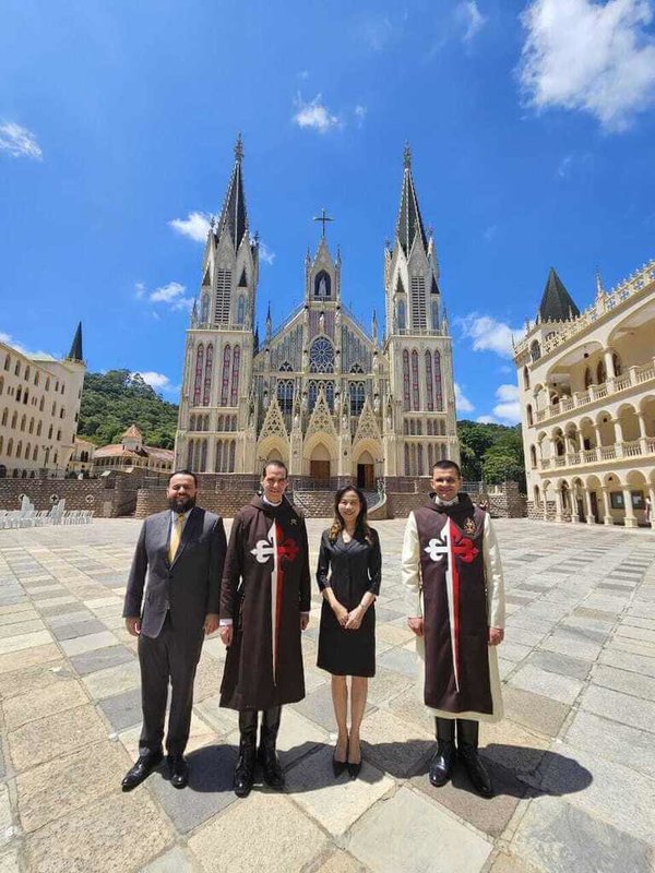 駐聖保羅台北經濟文化辦事處5日於天主教「巴西福音使者協會」聖保羅總部玫瑰聖母堂舉行樂器捐贈儀式，處長朱怡靜（右2）與聖保羅州議會友台陣線主席狄尼茲（左1）、大衛神父（左2）合影。（駐聖保羅辦事處提供）中央社記者唐雅陵聖保羅傳真　114年12月6日