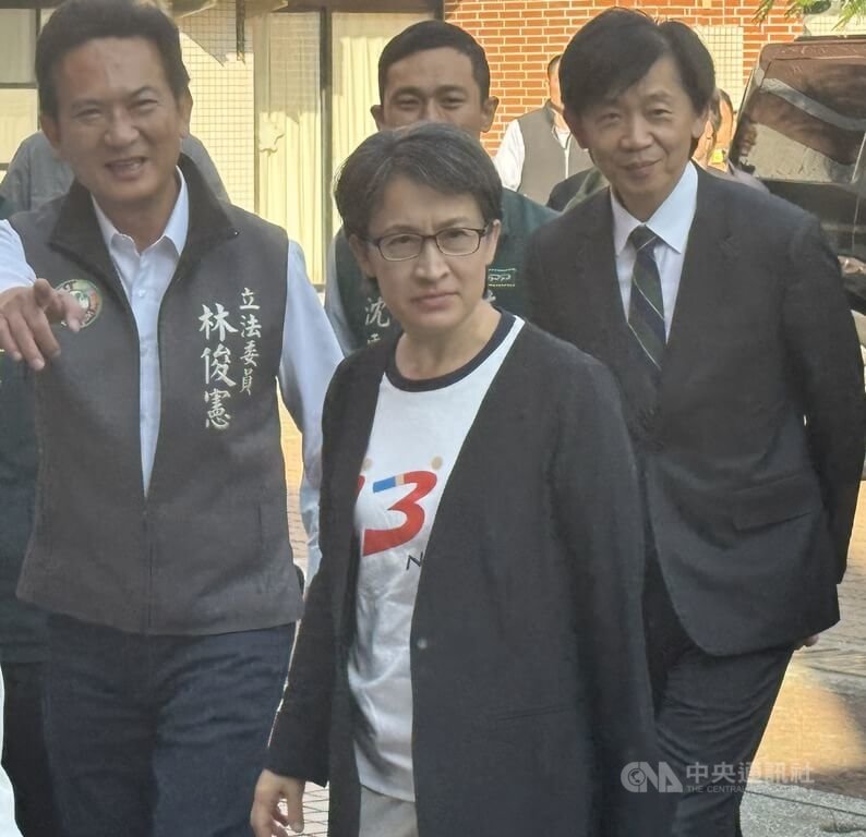 宜蘭縣警員5日執行交管勤務時遭撞重傷，副總統蕭美琴（前中）6日在台南市出席國立台南大學附設實驗國民小學校慶時表示，難過不捨，希望大家集氣，盼警員們平安康復。中央社記者張榮祥台南攝 114年12月6日