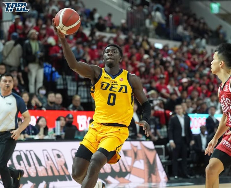 台灣職業籃球大聯盟（TPBL）新北中信特攻隊6日客場交手台北台新戰神隊，靠著阿巴西（持球者）攻下本季新高21分，終場就以108比104終止近期4連敗。（TPBL提供）中央社記者陳容琛傳真 114年12月6日