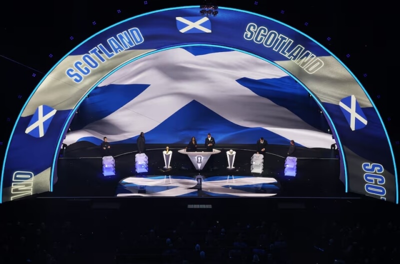 蘇格蘭睽違28年重返足壇最重大賽事。圖為2026年世界盃足球賽抽籤儀式上抽出蘇格蘭隊。（路透社）