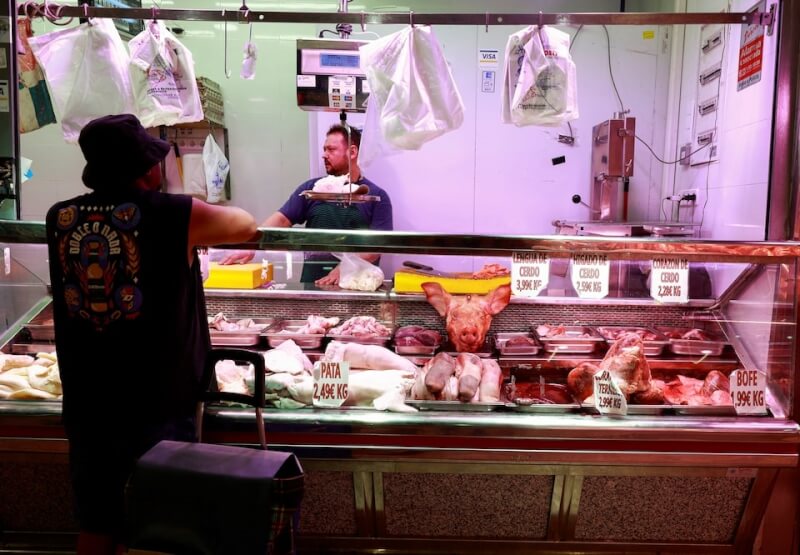 圖為西班牙馬德里一處豬肉攤。（路透社）