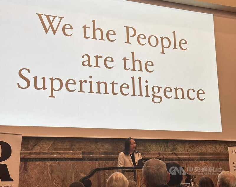 前數位發展部長、現為無任所大使的唐鳳4日至瑞士蘇黎世大學以「我們人民即是超級智慧」為題演講。1946年英國首相邱吉爾也在同一地點演講，別具歷史意義。中央社記者郭芳君蘇黎世攝　　114年12月6日