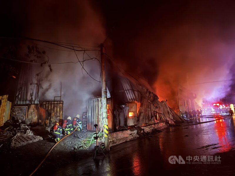 新北市八里區龍米路一段某木工工廠7日清晨突起火燃燒，消防局出動人車到場布水線灌救，無人傷亡。 （翻攝照片）中央社記者王鴻國傳真　114年12月7日