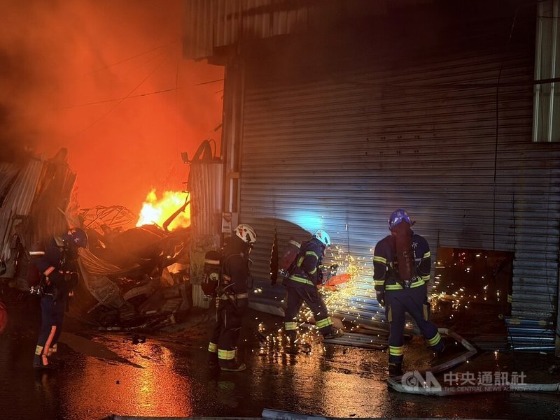 新北市八里區龍米路一段某木工工廠7日清晨突起火燃燒,由於火勢猛烈,濃煙直竄,共延燒3間工廠,消防人員切割破壞鐵皮廠房大門進行灌救。(翻攝照片)中央社記者王鴻國傳真 114年12月7日