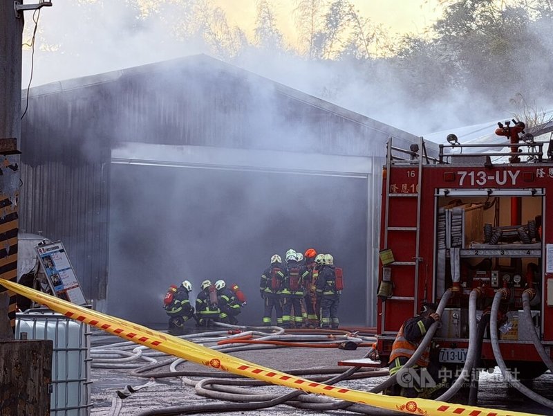 新北市三峽區弘道路鐵皮化學工廠7日起火，由於存放有過氧化氫等化學原料，警消獲報佩戴呼吸器等全副裝備進行搶救，因燃燒及灑水滅火等因素，現場充滿刺鼻硫磺氣味。（翻攝照片）中央社記者王鴻國傳真　114年12月7日