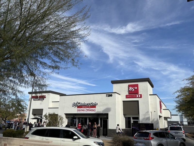 在美國深耕多年的85度C插旗鳳凰城，部分店型也有設置「得來速」。（85度C提供） 中央社記者江明晏傳真　114年12月7日