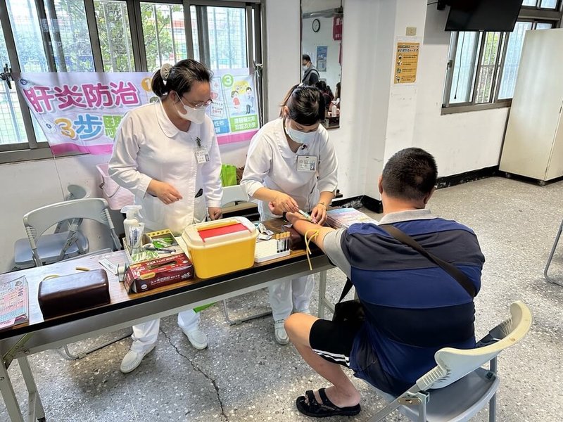 苗栗縣苑裡鎮的C肝盛行率高達11%，遠高於全國平均的4%，為此，苑裡鎮衛生所與當地醫療院所合作深入社區設篩檢站，盼找出潛在C肝感染者。（苑裡衛生所提供）中央社記者曾以寧傳真　114年12月7日