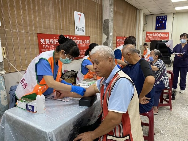 台大醫院肝炎中心主任楊宏志認為，公衛醫療結合民間力量消除C肝炎，民間的貢獻最重要是提升民眾對疾病的認知，以及協助執行C肝篩檢及治療。圖為肝基會舉辦免費篩檢活動。（肝基會提供） 中央社記者沈佩瑤傳真　114年12月7日