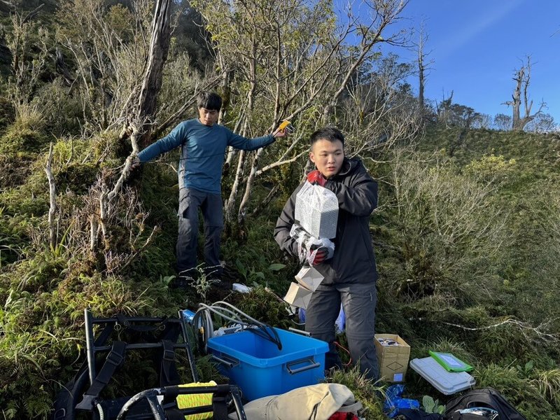 林業及自然保育署委由空勤總隊直升機支援，載送陽明交大副教授趙韋安（後左）等人員飛抵馬太鞍溪堰塞湖南岸約1公里處坡面，架設微地動儀，提升堰塞湖周邊坡地崩塌與水流變化監測效能。（林業及自然保育署花蓮分署提供）中央社記者李先鳳傳真　114年12月7日