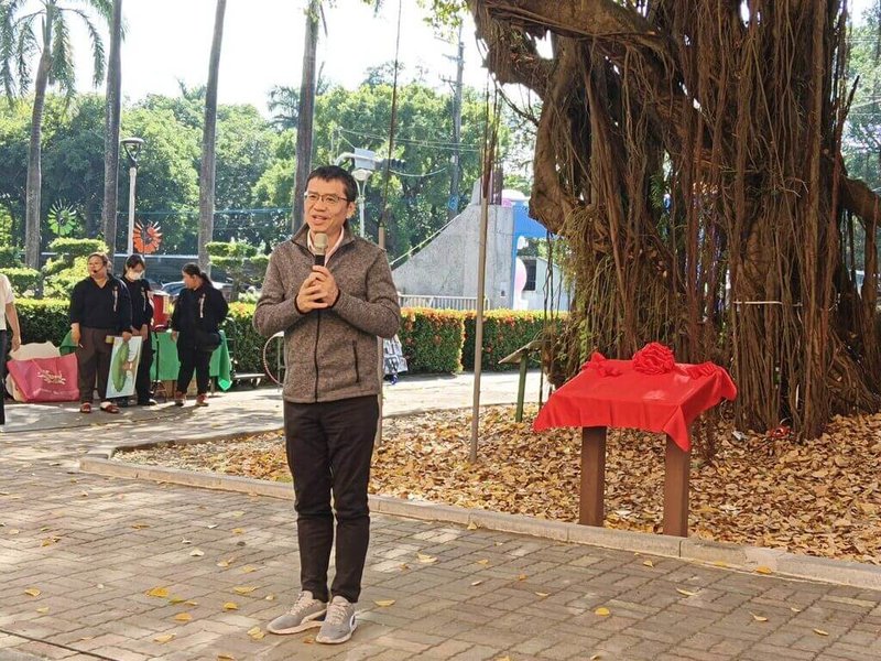 高雄市阿蓮區中路國小內一棵逾百年大榕樹獲列受保護樹木，6日舉行揭牌儀式，農業局副局長高鎮遠（前）出席致詞。（高雄市農業局提供）中央社記者蔡孟妤傳真　114年12月7日
