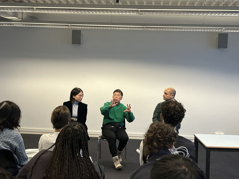 導演王小棣(中)5日赴洛桑藝術學院電影系主持大師班,以生動的描述與瑞士學子分享跨越劇場、電影及東西方文化的學習旅程,現場互動熱烈。(駐法國台灣文化中心提供)中央社記者郭芳君蘇黎世傳真 114年12月7日