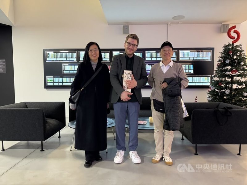由瑞士電影資料館研究與檔案資料中心主任帕帕康斯坦蒂斯(中)導覽,導演王小棣(右)與駐法國台灣文化中心主任胡晴舫(左)實地考察瑞士如何以現代技術保存電影。中央社記者郭芳君洛桑攝 114年12月7日