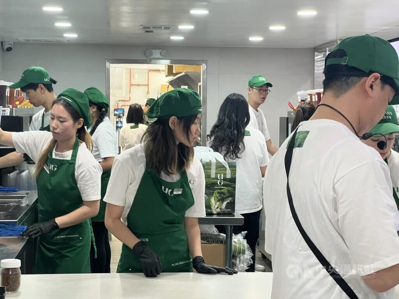 台灣手搖飲品牌UG前進美國開店，6日第一家美國分店在洛杉磯地區開幕，為了對抗美國的高人力成本，引進AI製茶機，號稱7秒鐘能夠泡出1杯產品。中央社記者林宏翰洛杉磯攝　114年12月7日