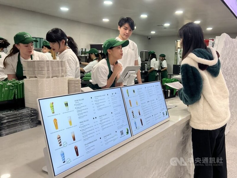 台灣手搖飲品牌UG前進美國開店，6日第一家美國分店在洛杉磯地區開幕。母公司聯發國際董事長鄭凱隆表示，美國手搖飲市場有很大的發揮空間。中央社記者林宏翰洛杉磯攝　114年12月7日